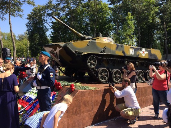 Открытие памятника воинам десантникам в Чехове 1