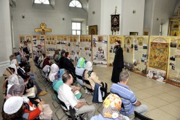 Руководители образовательных учреждений Коломенского района на выставке о новомучениках 1